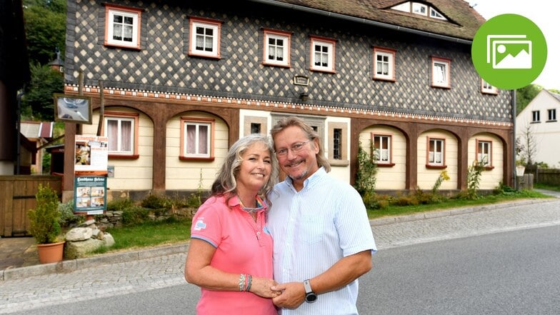 Kathrin & Peter vor dem "Landhaus Helene". Das Gesangsduo hat das heruntergekommene Umgebindehaus schräg gegenüber ihrem "Quirle-Häusl" in Waltersdorf saniert.