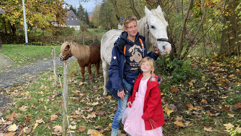 Stefanie Stiller mit Tochter Hera und ihrem Araber-Schimmel "Zadkiel" und Shetland-Pony "Bobby" auf ihrer Koppel in Großschweidnitz.