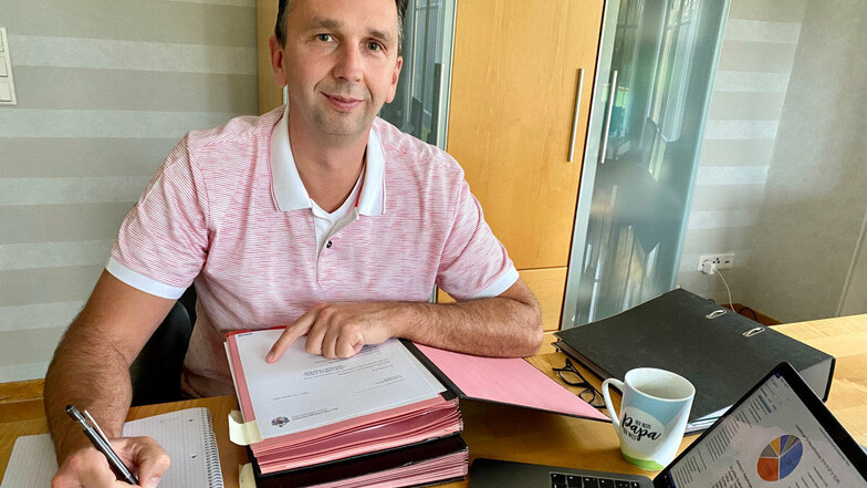 Laptop, Akten - und viel Kaffee: Riesas Oberbürgermeister Marco Müller an seinem Homeoffice-Arbeitsplatz.