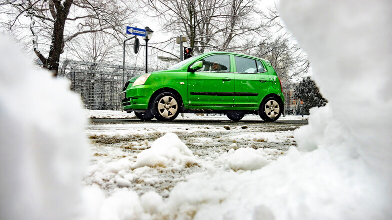 Schneereste gab es auch am Donnerstag noch vielerorts, etwa am Puschkinplatz. Bis Freitag wolle man auch die Nebenstraßen von Schneewulsten befreien, so die AGV.