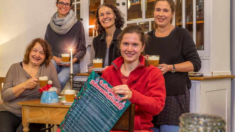 Das sind Sylvia Hofmann, Isabel Falarczyk, Sybille Brügelmann, Anne-Katrin Hackbeil und Bettina Schruth (von links). Die fünf Frauen haben den Lebendigen Adventskalender für Leisnig organisiert – und sogar schon Anfragen für 2023.