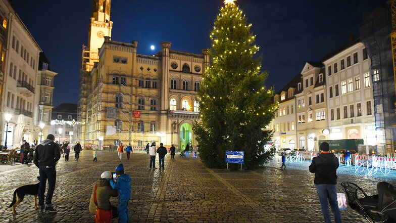 Blick auf den Weihnachtsbaum mit dem Herrnhuter Stern an der Spitze. Kurz nach 17 Uhr gab Oberbürgermeister Thomas Zenker das Zeichen und zählte bis drei, Dann ging die Weihnachts-Beleuchtung dort und überall in der Innenstadt an.