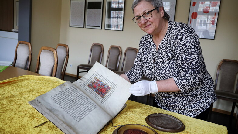 Museumsleiterin Maritta Prätzel zeigt den Adelsbrief, den sie kürzlich für ihr Haus ersteigert hat.