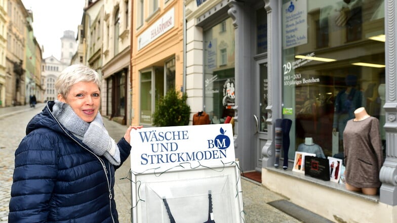 Bärbel Michel vor ihrem Fachgeschäft für Wäsche und Strickmoden in der Inneren Weberstraße in Zittau. Der Laden feiert 30-jähriges Bestehen. Sonst aber gibt es hier den größten Leerstand in der Stadt.