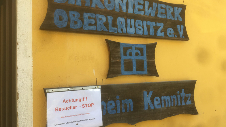 An der Tür des Wohnheims in Kemnitz gibt's eine Warnung für Besucher und Lieferanten.