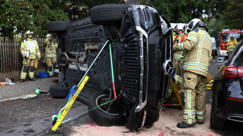 Die Dresdner Feuerwehr stabilisierte den SUV, um die eingeklemmte Person zu retten.
