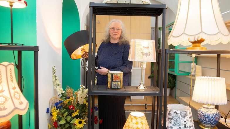 Marion Wagner-Dee aus Niedersachsen macht zum wiederholten Mal Halt in Kamenz mit ihrer mobilen Lampenwerkstatt.