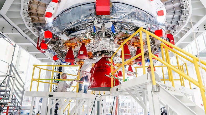 Endmontage im Kennedy Space Center: Das Triebwerk des Servicemodels stammt von Airbus in Bremen, wo drei weitere gefertigt werden.