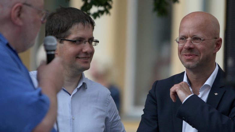 AfD-Landtagsabgeordneter Ivo Teichmann (M.) traf sich im Juni mit Andreas Kalbitz (r.) vom völkisch-rechtsnationalen Parteiflügel und AfD-Kreischef Lothar Hoffmann bei einer Kundgebung.