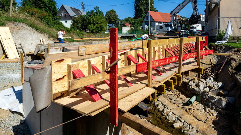 In Cunewalde wird derzeit die Brücke im Zuge der Ortsdurchfahrt über das Cunewalder Wasser neu gebaut.