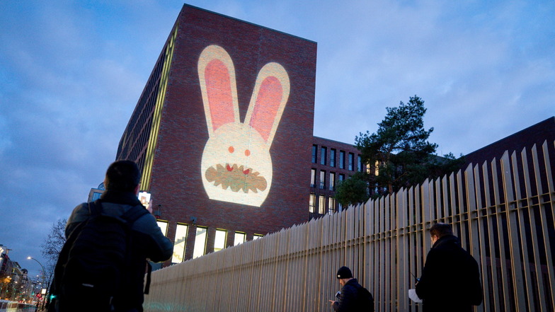 Ein Hase ist auf der Fassade der Zentrale des Bundesnachrichtendienstes  zusehen: Der BND startet mit dieser Aktion eine Kampagne zur Einstellung von Hackern.
