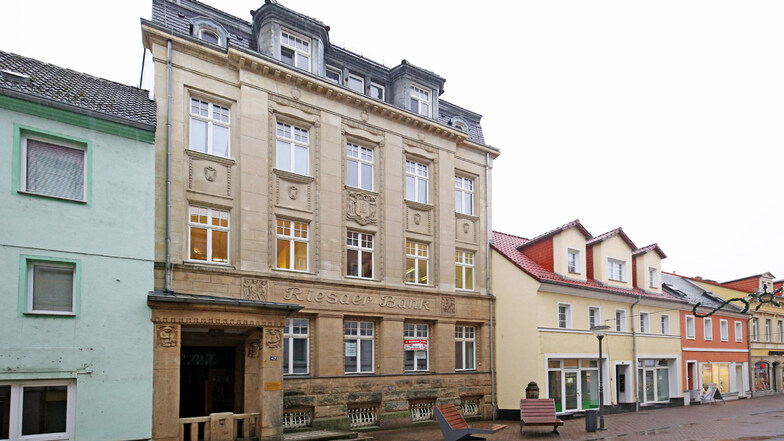 Die Front des Bankgebäudes an der Hauptstraße hat sich kaum verändert.