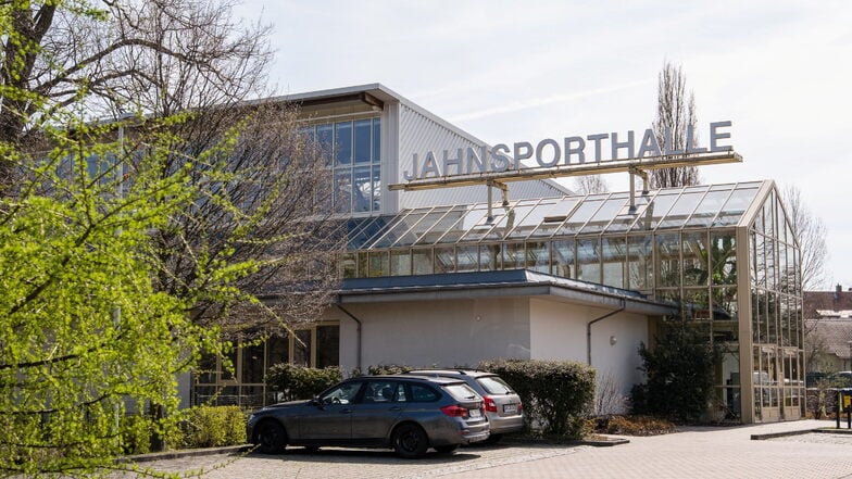 Der Sportplatz hinter der Jahnsporthalle an der Kummerau in Görlitz ist derzeit gesperrt.