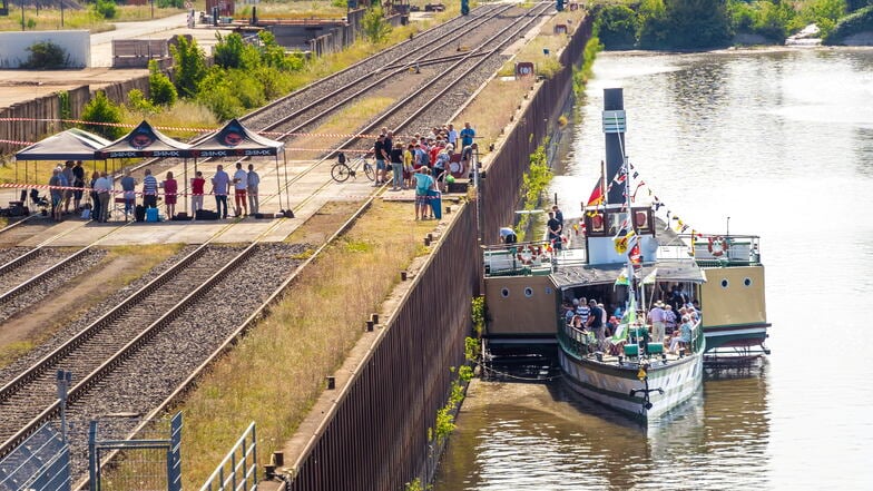 Der Schaufelraddampfer "Diesbar" wurde nach seiner Ankunft im Riesaer Hafen im Juli unter anderem musikalisch begrüßt.