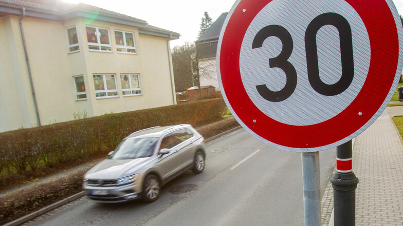 Tempo 30, aber nicht für alle: Auf der Königstraße in Gottleuba gelten für eine Straße unterschiedliche Geschwindigkeiten.