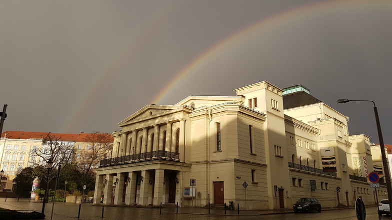 Der Regen im Mai sorgte nicht nur für triste Bilder. Anfang Mai gelang Robert Wirth am Görlitzer Theater dieses Foto mit einem Doppel-Regenbogen.