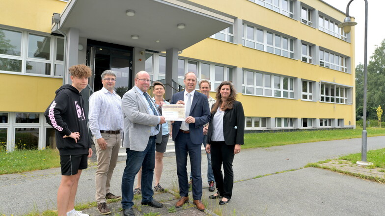 Matthias Lehmann von der Stiftung hat an Schulleiter (3. v. l.) Oberschule Volker Rienäcker einen Scheck über 4.000 Euro übergeben.