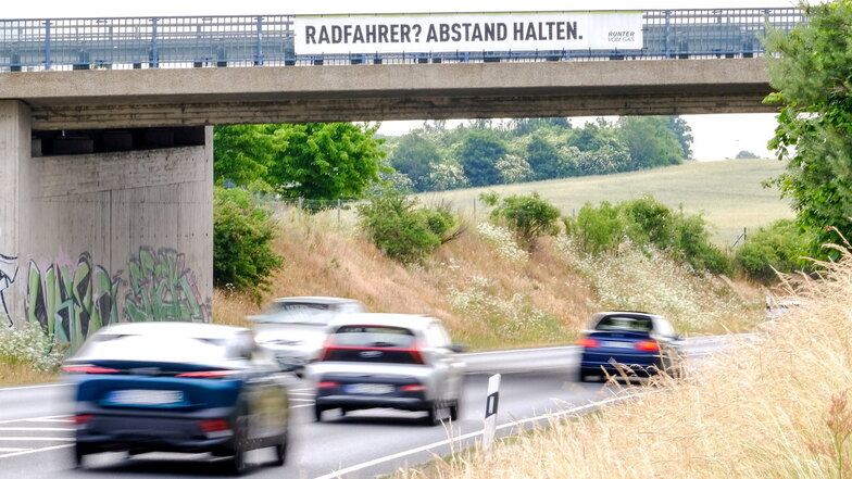 Staatsstraße 80/81: Warnbanner an der Brücke bei Reichenberg machen auf gefährdete Fahrradfahrer aufmerksam.