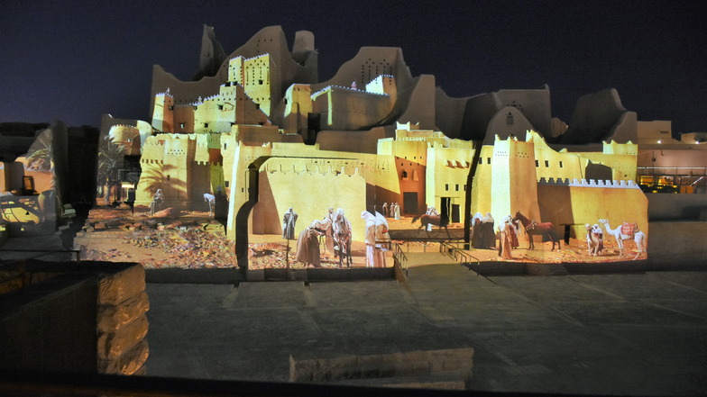 Heute ist Diriyah ein Museum, wo abends eine spektakuläre Lichtshow gezeigt wird.