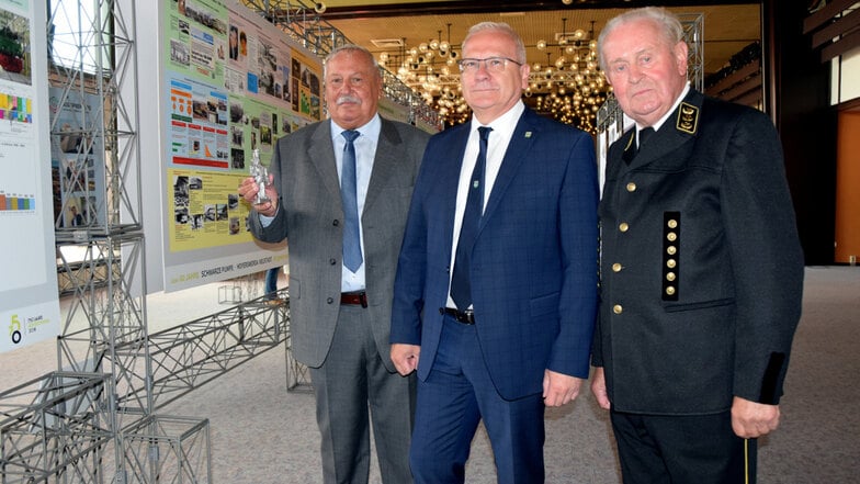 Karl-Heinz Markgraf, Oberbürgermeister Torsten Ruban-Zeh und Dr. Günter Seifert (v.li.) besichtigten am Samstag die neue Wanderausstellung, die noch zwei Wochen in der Lausitzhalle zu sehen ist.