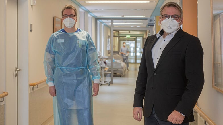 Rüdiger Soukup (l.), Chefarzt der Inneren Medizin im Kamenzer Malteser Krankenhaus, und Geschäftsführer
Sven Heise planen die allmähliche Rückkehr der Klinik zum Normalbetrieb.