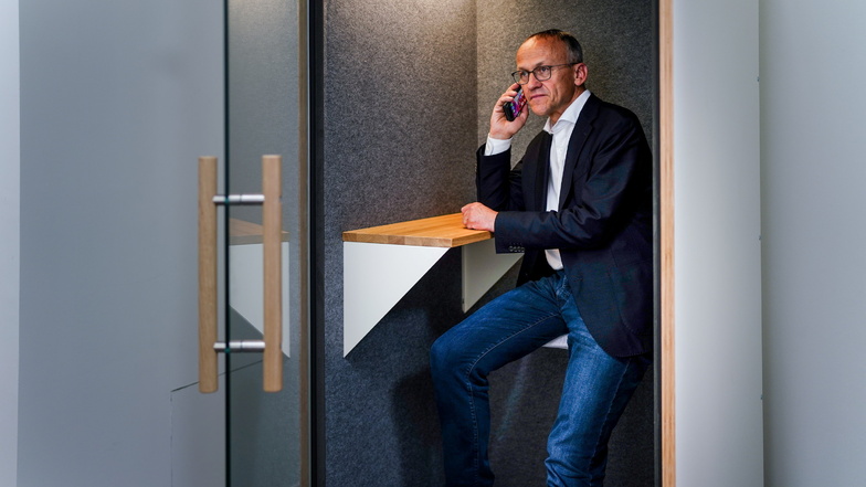 Finanzbürgermeister Peter Lames (SPD) sitzt im "Rathaus-Labor" einer schallgedämmten Telefonbox.