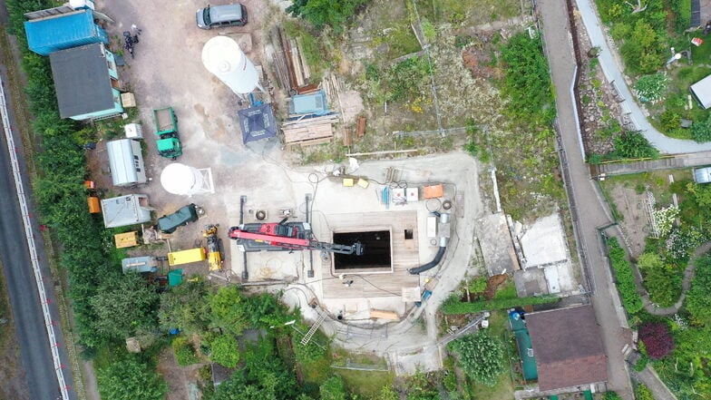 Viel Technik und ein tiefes Loch in der Kleingartenanlage Rotkopf-Görg in Freital: Die  Sanierung des einstigen Augustusschachtes dauert an.