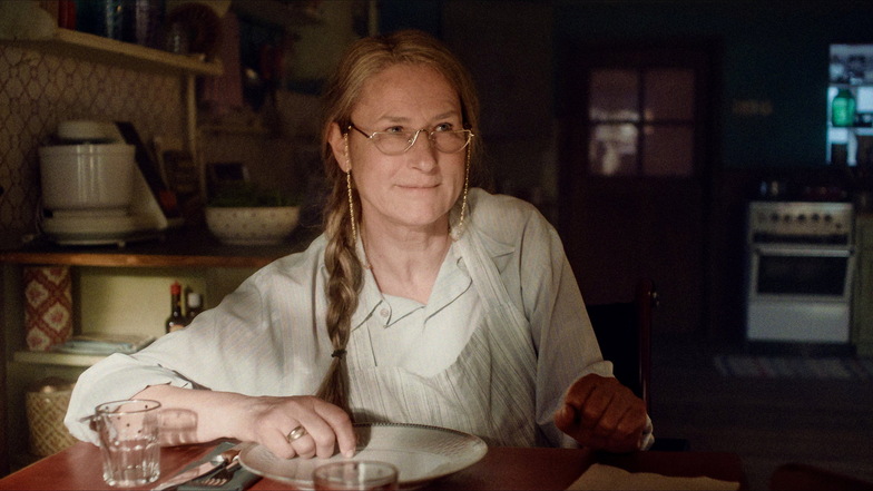 Corinna Harfouch als Großmutter Selma in einer Szene des Films "Was man von hier aus sehen kann".