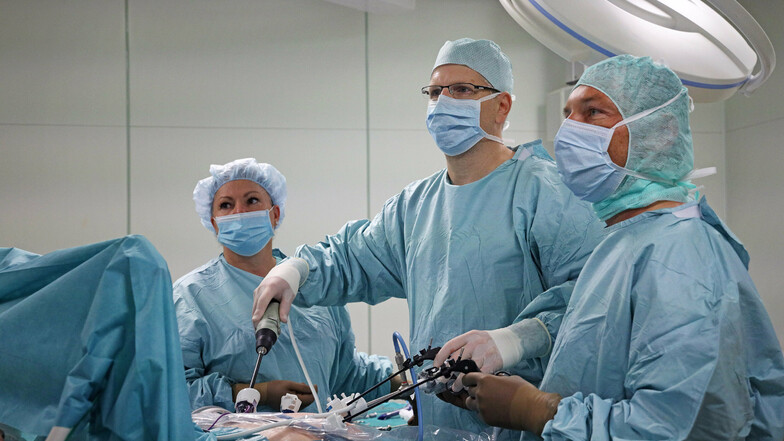 Prof. Dr. med. Oliver Stöltzing (Bildmitte) und sein Team bei der Operation an einer Bauchspeicheldrüse. In Riesa geht das jetzt mit neuartigen Methoden, die nur kleine Narben zurücklassen.
