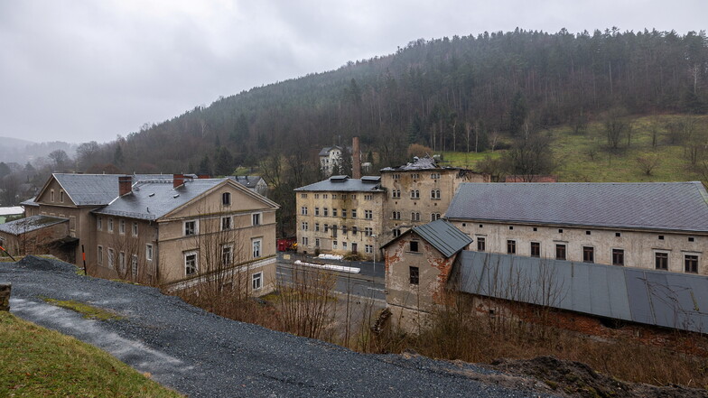 Blick auf die Zeibigmühle (Mitte) in Königstein. Links die Rückseite des ehemaligen Gasthofs zum Bielatal, rechts im Vordergrund die einstigen Pferdeställe samt Getreidespeicher, dahinter das Herrenhaus, das vor rund 20 Jahren ein neues Dach bekommen hat.