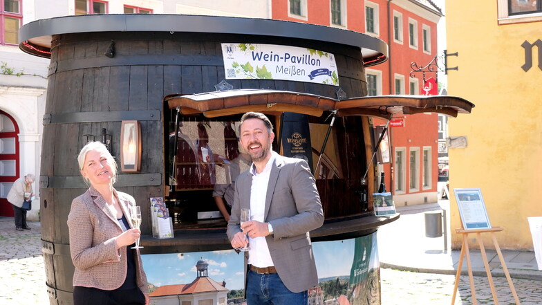 Das Weingut Wackerbarth setzt den Startschuss: Veranstaltungsmanagerin Manuela Naumann und Meißens Marketing-Chef Christian Friedel weihen das Sachsen-Weinfass auf dem Markt ein.