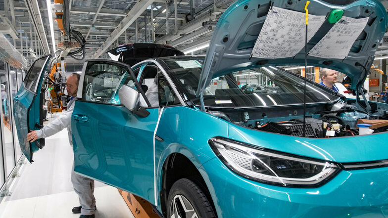 Ab Sommer sollen täglich 1400 Fahrzeuge im E-Auto-Werk von VW in Zwickau vom Band laufen.