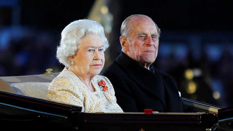 2012: Elizabeth II. und Prinz Philip kommen zu einer Parade im Rahmen des Diamond Jubilee Pageant in London.