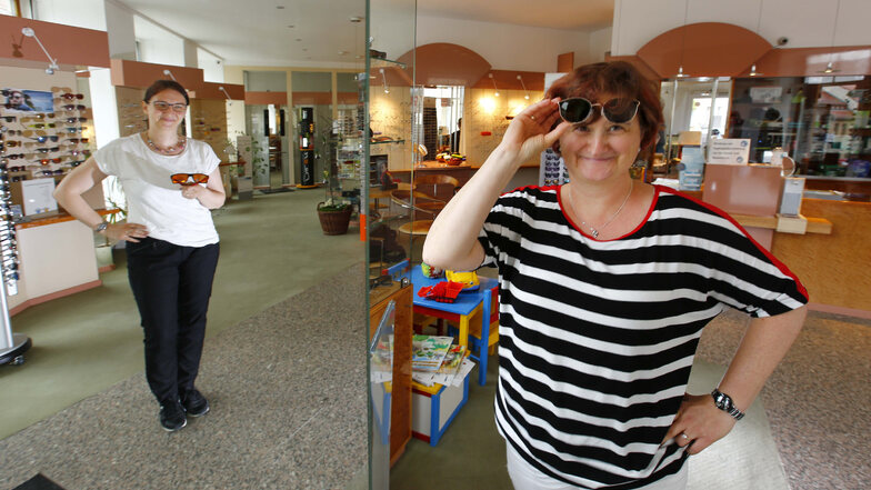 Die John-Augenoptik in Kamenz feiert 60-jähriges Jubiläum. Inhaberin Carola Büttner (r.) und Mitarbeiterin Heike Schäfer freuen sich über zarten Aufwind in der Corona-Krise.