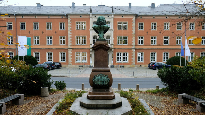 Der Böttger-Park im Triebischtal wird neu gestaltet. Das Denkmal, das an einen der Erfinder des europäischen Hartporzellans erinnert, wird bereits restauriert.