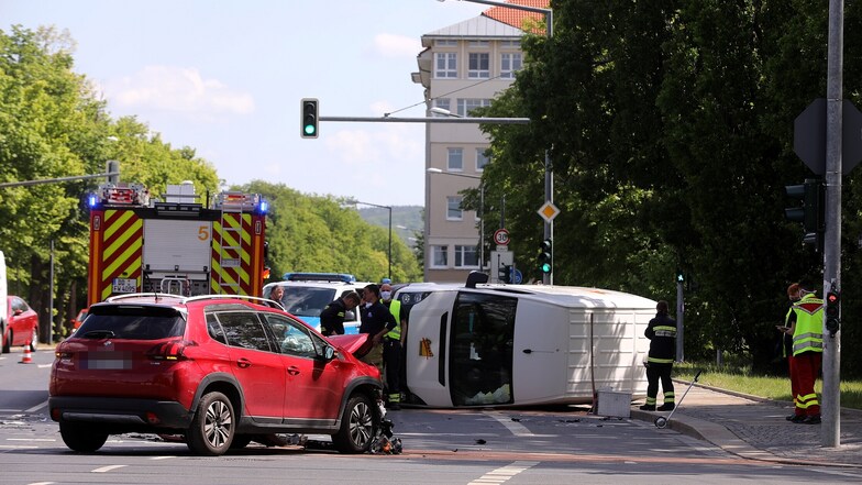 Zusammenstoß am Sachsenplatz: Die beiden Insassen des weißen Kleintransporters wurden nach Polizeiangaben leicht verletzt. Durch die Wucht des Zusammenstoßes mit dem roten Peugeot kippte der VW Crafter um und blieb auf der Seite liegen.
