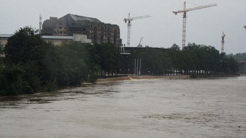 Der damals noch unsanierte Erlweinspeicher, das heutige Maritim-Hotel, während der Flut.
