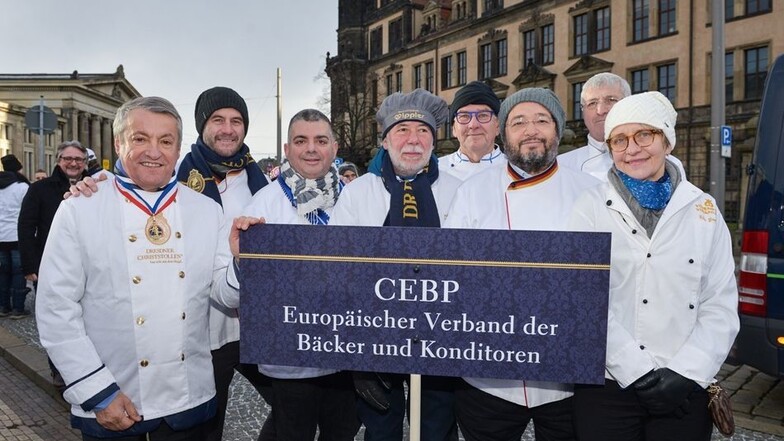 Internationale Bäcker haben das Stollenfest besucht. Darunter auch Günther Koerffer (2.v.r.) aus Schweden.
