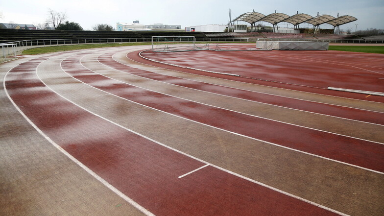 Das Leichtathletikstadion an der Pausitzer Straße in Riesa soll saniert werden - für fast eine Million Euro.
