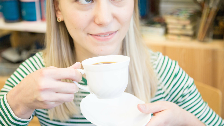 Den Duft von frischem Kaffee mögen viele. Aber macht er auch Migräneschmerzen erträglicher? Das will Marie Frost herausfinden.