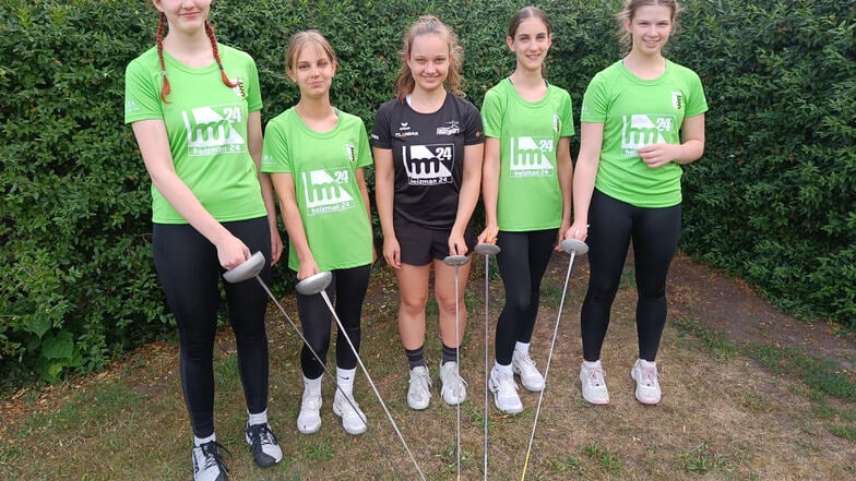 Die erfolgreichen Nachwuchsfechterinnen des KSV 90 Weißwasser: Nina Albrecht (v.l.), Frida Kaiser, Rica Fritsche, Lotte Kaiser und Amalia Herrmann.