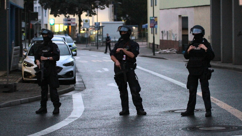 Polizeikräfte sichern am Mittwochabend eine Straße in Hagen.