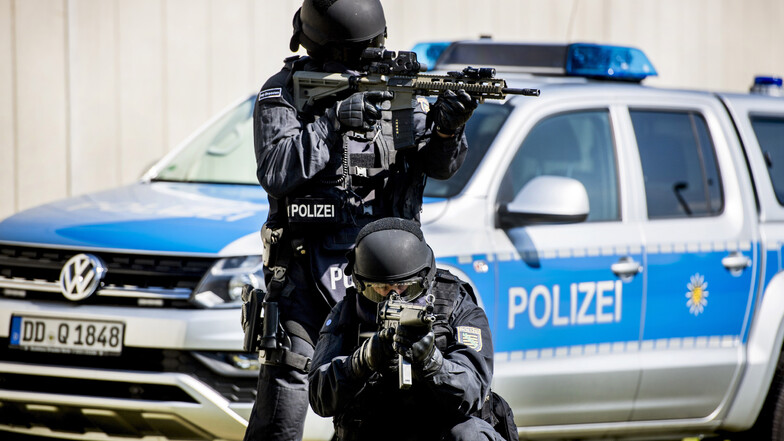 Diese Spezialisten der Polizei, hier bei einem Fototermin, hatten am Donnerstagabend in Dresden-Prohlis zu tun.