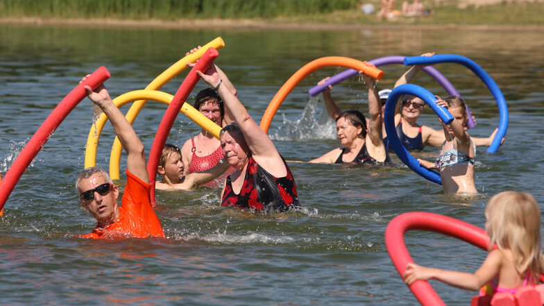 Egal ob Schwimmer oder Nichtschwimmer: Im Natursee in Copitz konnte jeder mitmachen.