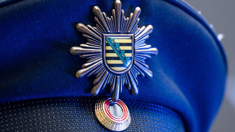 Dieses Wappen ziert die Dienstmützen der sächsischen Polizeibeamten. Wer mit ihrer Arbeit unzufrieden ist, kann sich beschweren. Aber auch die Polizisten selbst können Einwände gegen ihren Arbeitgeber vorbringen.