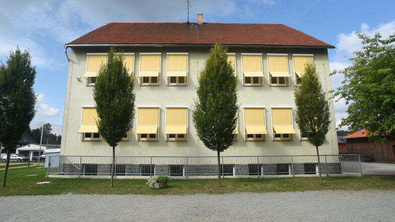 Die Uhr der Grundschule in Friedersdorf ist kaputt. Für die Reparatur soll eine Sonder-Blutspende-Aktion sorgen.