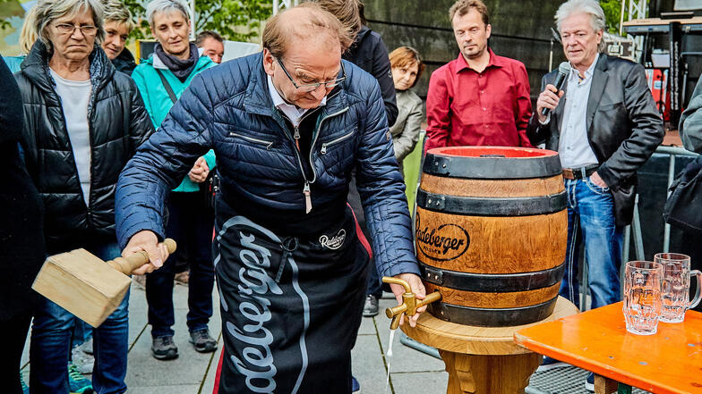 Bürgermeister Jürgen Opitz musste zum Bierfassanstich ran. (Fotos: Marko Förster)