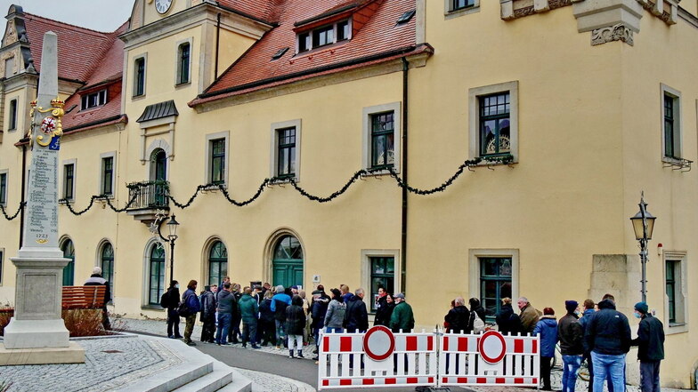 Auch in Lommatzsch bildete sich beim Impftermin im Rathaus Ende November eine lange Schlange. Schon am Vormittag waren alle Impftermine vergeben.