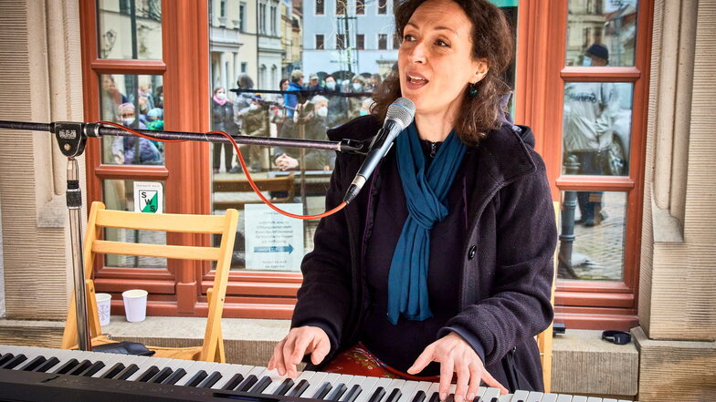 Anja Schumann war schon mehrfach unter anderem bei den Pirnaer Straßenkonzerten zu Gast. Am Freitag ist sie auf Schloss Weesenstein zu erleben.