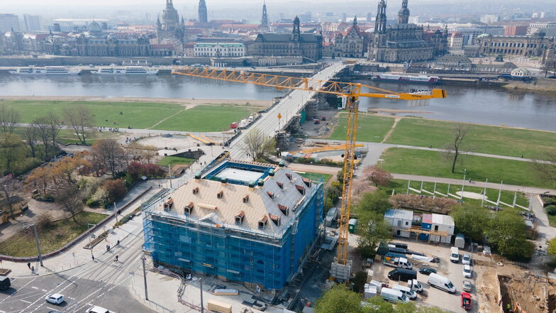 Ein Baukran steht auf einer Baustelle am Blockhaus vor der Kulisse der Altstadt in Dresden.